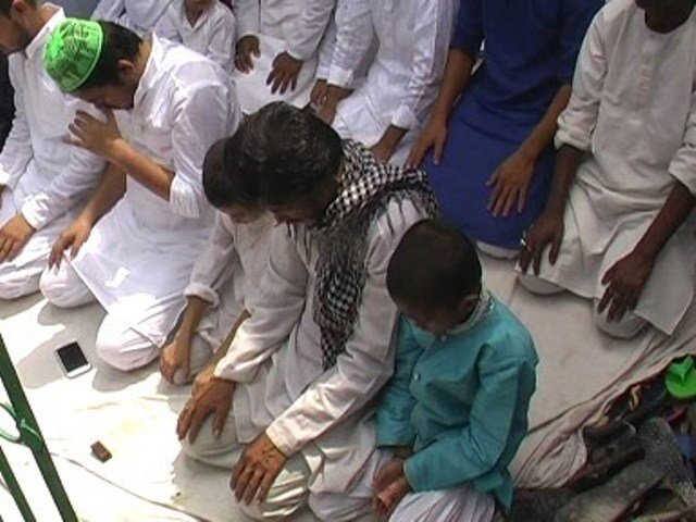 નવી દિલ્હીઃ સાયબર સીટી ગુરુગ્રામમાં નમાઝ પઢવાને લઇને ચાલી રહેલા વિવાદમાં નવો વળાંક આવ્યો છે. તંત્રએ મુસ્લિમ સમાજને માત્ર 9 જગ્યાઓ પર જ નમાઝ પઢવાનું ફરમાન કર્યું છે. જિલ્લા વહીવટી તંત્રની પરેશાનીઓ ઓછી થવાનું નામ નથી લેતું. થોડાક દિવસો પહેલા હિન્દુવાદી સંગઠનો અને મુસ્લિમ સંગઠનોના લોકોની વચ્ચે વાતચીત થઇ હતી, આ બેઠકો બાદ જિલ્લા વહીવટી તંત્રએ મુસ્લિમ સમાજને 9 જગ્યાઓ પર નમાઝ પઢવા માટે ફરમાન કર્યું છે. 