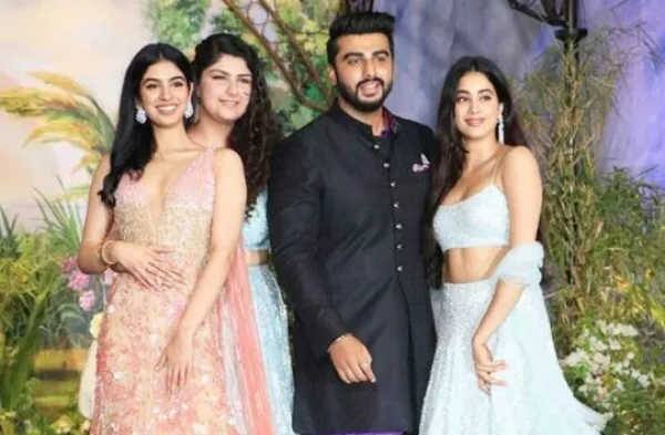 ગઇ રાત્રે ‘બેન્ડ ધ જેન્ડર’ કાર્યક્રમમાં અર્જૂનએ કહ્યું કે, ‘‘અમે લોકો એવું નથી કહી રહ્યાં કે તમે અભિનેત્રીઓને આપો છો તે અમે કામ નહીં કરીએ. મે ક્યારેક સાથે કામ કરનારા કલાકારને કેટલા પૈસા મળે છે તેના વિશે નથી પુછ્યું.’’ જોકે, છેલ્લા કેટલાક વર્ષોથી ફિલ્મ ઇન્ડસ્ટ્રીમાં મહિલાઓ માટે નજર બદલાઇ છે કેમકે ફિલ્મની વ્યાવસાયિક સફળતાને લઇને હવે અભિનેત્રીઓ પણ વધુ મેહનતાણું મેળવી રહી છે. 