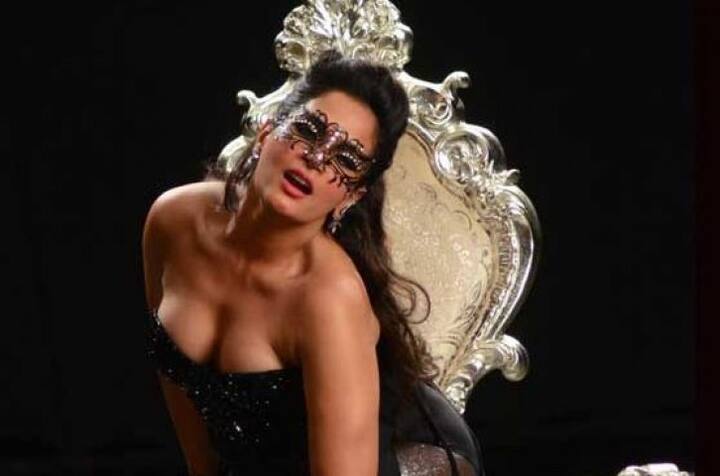 મુંબઈ: બોલિવુડ અભિનેત્રીઓ હંમેશા સોશ્યલ મીડિયા પર ટ્રોલ થતી હોય છે, પરંતું ક્યારેક ટ્રોલર પોતાની હદો પાર કરી જાય છે. આ પ્રકારના ટ્રોલ્સને અભિનેત્રીઓ ઈગ્નોર કરતી હોય છે, પરંતુ કેટલીક રિચા ચઢ્ઢા જેવી બોલ્ડ પણ હોય છે જે ટ્રોલરને જડબાતોડ જવાબ આપે છે. 