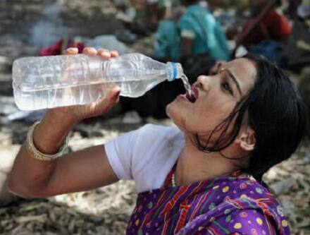 અન્ય શહેરોમાં પણ આ જ હાલત છે. વડોદરામાં પણ આગામી દિવસોમાં ગરમી 42 ડિગ્રીની આસપાસ રહેશે. રાજકોટવાસીઓને પણ ગરમીથી રાહત મળવાની કોઈ શક્યતા નથી, અને શહેરમાં 43 ડિગ્રીની આસપાસ ગરમી રહેશે. સુરતમાં પણ ગરમી 40 ડિગ્રીની આસપાસ રહેશે.