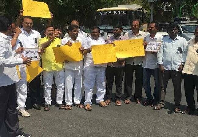  જણાવી દઈએ કે, ગત મહિને કેન્દ્ર સરકાર દ્વારા આંધ્ર પ્રદેશને વિશેષ રાજ્યનો દરજ્જો આપવાનો ઈનકાર કરી દીધો હતો. જેના બાદ ભાજપેના નેતૃત્વવાળી એનડીએ ગઠબંધનથી ટીડીપી અલગ થઈ ગઈ હતી. સીએમ નાયડૂએ આરોપ લગાવ્યો છે કે વડાપ્રધાન મોદીએ 2014માં કરેલા વચનો પૂરા કર્યા નથી.