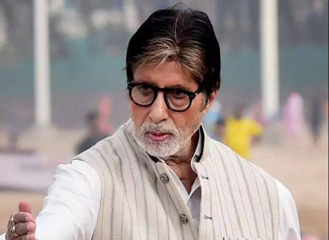 તેના પર સવાલ પૂછવામાં આવ્યો કે અહીંયાં અમિતાભ બચ્ચન કાયર સાબિત થાય છે? તેના જવાબમાં રાજે કહ્યું મને લાગે છે આવું જ થયું છે. તેનાથી મને શું ફાયદો થવાનો, હું તેમને અપીલ કરી રહ્યો છું, મહેરબાની કરીને આગળ આવો. આ મહત્વપૂર્ણ છે, તમે કોઈ પાર્ટીની વિરુદ્ધ નથી બોલી રહ્યા. તમે એક મુદ્દા પર બોલી રહ્યા છો. તમે એક વિચારની વિરુદ્ધ બોલી રહ્યા છો જે દેશ માટે યોગ્ય નથી.