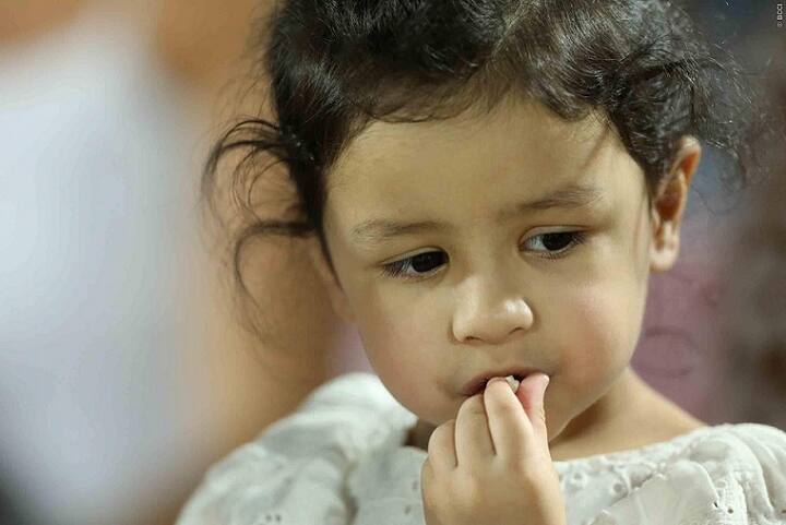  ભલે પપ્પા ધોની મેચમાં પ્રેશર સિચ્યુએશનમાં હતા, પરંતુ જીવા તેની મસ્તીમાં મેચની મચા લેતી હતી.