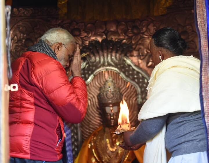 પશુપતિનાથ મંદિર પહેલા મોદીએ મુક્તિનાથ મંદિરમાં શાસ્ત્રોક્ત વિધિ સાથે પૂજા અર્ચના કરી હતી. તેમણે ભગવાનની મૂર્તિ પર ફૂલ પણ ચઢાવ્યા હતા. આ દરમિયાન તેમની સાથે મંદિરના બે પૂજારી પણ હતા. આ મંદિરમાં પૂજા કરનારા તેઓ પ્રથમ વૈશ્વિક નેતા છે.