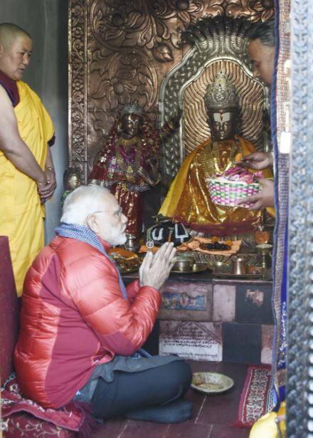 મોદીએ બૌદ્ધોના પારંપરિક લાલ પરિધાન ધારણ કર્યો હતો. તેમણે હિન્દુ અને બૌદ્ધ બંને રીતિ-રિવાજો પ્રમાણે પૂજા કરી. પૂજા બાદ તેમણે મંદિર પરિસરમાં પ્રતીક્ષા કરી રહેલા લોકોનું અભિવાદન કર્યું અને તેમની સાથે વાતચીત પણ કરી હતી.
