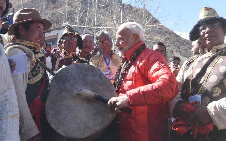 વડાપ્રધાનના નેપાળ પ્રવાસની વિશેષતા એ છે કે ધાર્મિક આસ્થાની પૂર્તિની સાથે સાથે બંને દેશો વચ્ચે કૂટનીતિક અને પરસ્પર સંબંધોને પણ મજબૂત કરવામાં આવી રહ્યા છે. શુક્રવારે જનકપુરમાં ખુદ મોદીએ કહ્યું કે નેપાળ અને ભારતનો સંબંધ બે પડોશીઓની સાથે સાથે પારંપરિક પણ છે. 