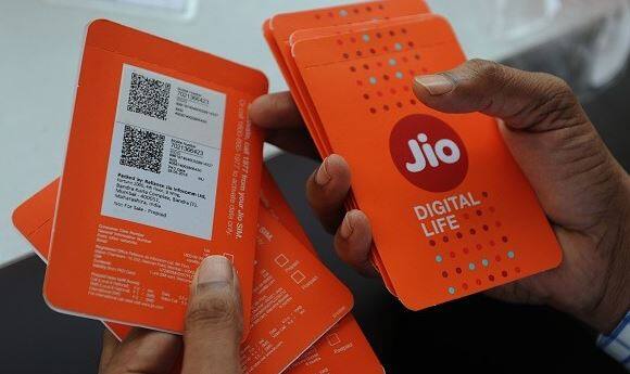 ગોલ્ડેમેન સાક્સે કહ્યું કે, જિયોના આંતરરાષ્ટ્રીય કોલના દર ઘણા પ્રતિસ્પર્ધી છે અને તેના કારણે આપણે પ્રતિસ્પર્ધી કંપનીઓ પર રેટ ઓછા કરવાનું દબાણ જોઈ શકીએ છીએ. આ સ્થિતિમાં જ્યારે 10-15 ટકા પોસ્ટપેજ રેવન્યૂ આંતરરાષ્ટ્રીય કોલથી મળે છે અને જો તેમાં 50 ટકા ઘટાડે થશે તો હરિફ કંપનીઓની આવકમાં ઘણો ઘટાડો જોવા મળશે.