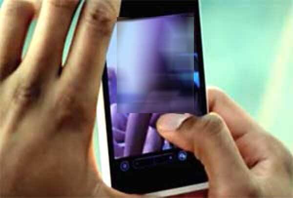 આ પછી મુકેશ પ્રિયાને બ્લેકમેલ કરતો હતો અને પછી તેને બાઇક પર લઈ જઈ અને એકવાર કારમાં પણ બળાત્કાર ગુજાર્યો હતો. દરમિયાન મુકેશે યુવતીના ફોટા વાયરલ કરી દેતાં સમગ્ર ઘટના પ્રકાશમાં આવી હતી. જેથી આ અંગે યુવતીના પરિવારે જેપુલ પોલીસને જાણ કરી હતી. જોકે, આ સમયે પોલીસે ફરિયાદ લીધી નહોતી.