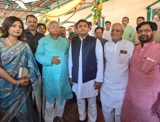  સમાજવાદી પાર્ટીની અધ્યક્ષ અને ઉત્તર પ્રદેશના પૂર્વ મુખ્યમંત્રી અખિલેશ યાદવ અને તેની પત્ની ડિંપલ યાદવ પણ લગ્નમાં પહોંચ્યા હતા.