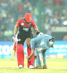 વિરાટનો ચાહક મેદાન પર દોડ્યો ને વિરાટના પગમાં પડી ગયો, સેલ્ફી પણ લીધી, પછી શું થયું ?