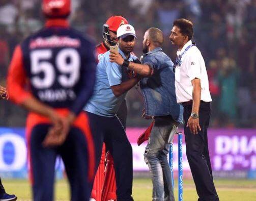 આ ચાહકે વિરાટ સાથે સેલ્ફી લેવાનો પ્રયાસ પણ કર્યો હતો. બાદમાં સુરક્ષાકર્મીઓ દોડી આવ્યા હતા અને તેને સ્ટેડિયમમાં લઈ ગયા હતા.