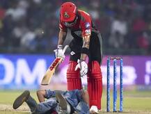 વિરાટનો ચાહક મેદાન પર દોડ્યો ને વિરાટના પગમાં પડી ગયો, સેલ્ફી પણ લીધી, પછી શું થયું ?