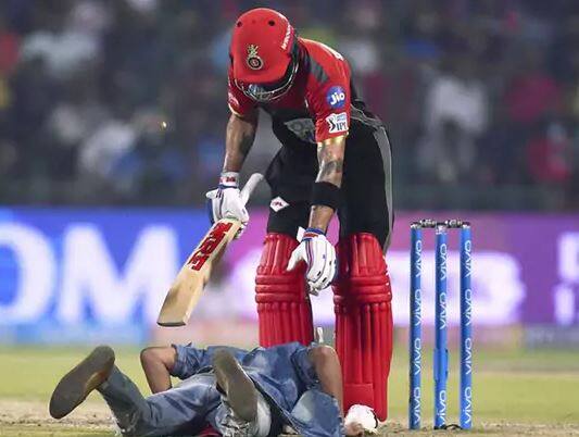 નવી દિલ્હી: વિરાટ કોહલીના ચાહકો દુનિયાભરમાં કંઈ ઓછા નથી. ક્રિકેટ પ્રેમીઓ પોતાના ફેવરીટ ક્રિકેટરની એક ઝલકને જોવા માટે હંમેશા આતુર રહેતા હોય છે. ગઈકાલે દિલ્હીમાં રમાયેલી આપીએલમાં એક દર્શક વિરાટ કોહલીના આશીર્વાદ લેવા ક્રીઝ સુધી પહોંચી ગયો હતો.