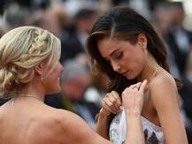 Cannesમાં કઈ અભિનેત્રીનું ગાઉન નીચે ઉતરી જતાં દેખાઈ બ્રેસ્ટ, જુઓ તસવીરો