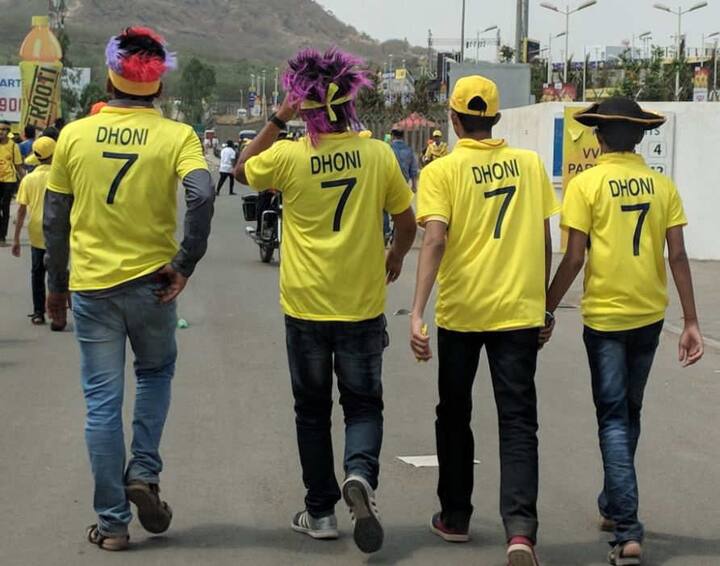 સનરાઇઝર્સ સામેનો મુકાબોલ નિહાળવા પહોંચેલા ધોનીના ફેન્સ.