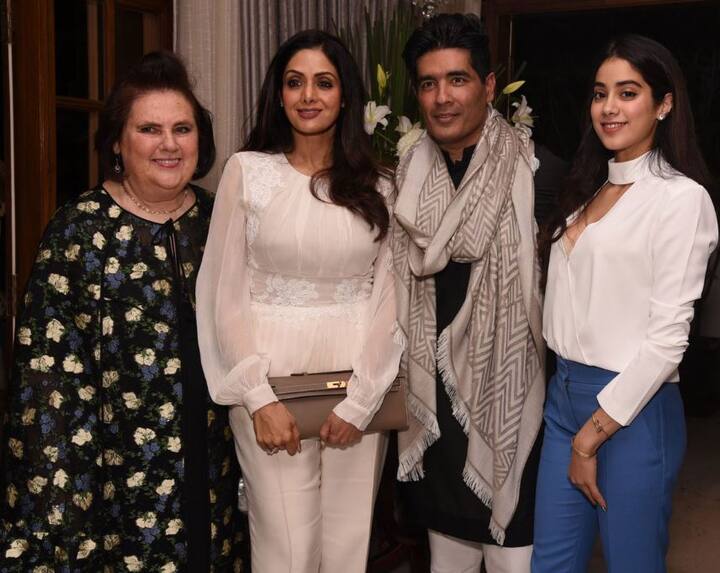 મનીષ મલ્હોત્રા સાથે શ્રીદેવી અને જાહન્વી કપૂર.