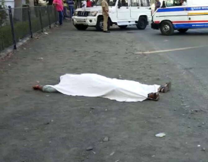 સુરતઃ ડાયમંડ નગરી સુરતમાં હત્યારાઓને પોલીસનો કોઈ ડર રહ્યો ન હોય તેમ લાગી રહ્યું છે. શહેરમાં આંતરે દિવસે હત્યાના બનાવ સામે આવે છે. ત્યારે આવી જ એક ઘટનામાં વીઆઈપી કેનાલ રોડ પર એક યુવકની જાહેરમાં હત્યા કરવામાં આવતા ચકચાર મચી જવા પામી છે. બાઈક પર આવેલા કેટલાક ઈસમો યુવકને ચપ્પુના ઘા મારી ફરાર થઈ ગયા હતા