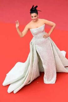 એશ્વર્યાનો રેડ કાર્પેટ પર જલવો, ઓફ શૉલ્ડર ગાઉનમાં કર્યું વૉક તો સૌકોઇ થઇ ગયા દંગ, જુઓ તસવીરો