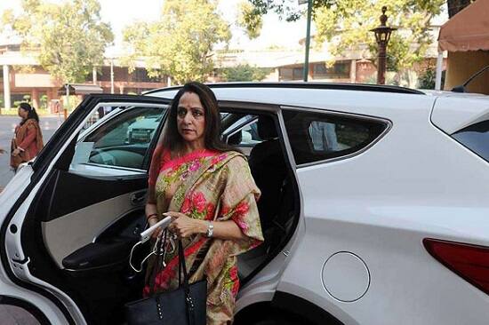 જોકે ત્યાર બાદ સુરક્ષાકર્મીઓ, પોલીસમકર્મીઓ અને ભાજપના કાર્યકર્તાઓએ મળીને રસ્તા પરનું આ ઝાડ હટાવ્યું હતું. સાંસદ હેમા માલિનીએ લગભગ અડધો કલાક રોડ પર જ રોકાવવું પડ્યું હતું.