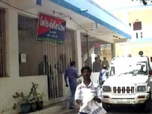 પ્રાપ્ત માહિતી અનુસાર શરાફી પેઢીના ગઢ ગણાતા ઉમરેઠના ચોક્સી બજારમાં આવેલી નારાયણ જ્વેલર્સ નામની પેઢી તથા ફાયનાન્સ કંપનીએ આણંદ કોર્ટમાં 73 રોકાણકારો તથા 2 બેંકોના નાણાં ચુકવવા માટે નાદારી નોંધાવાની અરજી કરતાં સમગ્ર ઉમરેઠ તથા અન્ય શહેરોના ખેડુતો વેપારીઓ નાના રોકાણકારો તથા 2 બેંકોના રૂપિયા 150 કરોડથી વધારે રૂપિયા સલવાયા હોવાની માહિતી મળી છે જેના કારણે સમગ્ર વિસ્તારમાં આ અંગે ચર્ચાઓ ચાલી હતી. 