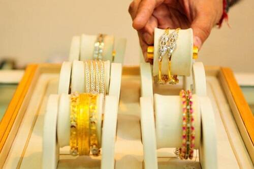 સામાન્ય રીતે બેંક તથા સરકારી સંસ્થાઓ ફીક્સ ડીપોઝીટ ઉપર છ ટકાના વાર્ષિક દરથી વ્યાજ આપતી હોય છે. પરંતુ છેલ્લા પાંચ વર્ષથી ધમધોકાર ચાલતી ઉમરેઠની આ પેઢીએ ફીક્સ ડીપોઝીટ ઉપર વાર્ષિક બાર ટકાના દરે વ્યાજની લાલચ આપી લોકો પાસેથી ફીક્સ મુકાવવાનુ ચાલુ કર્યું હતું. જેથી ઉમરેઠ પંથક સહિત આજુબાજુના રોકાણકારોએ રોકાણ કર્યું હતું. પરંતુ છેલ્લા છ માસથી આ પેઢી તુટી જવાની છે. તેવી વાત બજારમાં વહેતી થઈ હતી. 