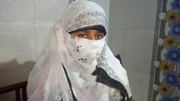 આ પછી તેઓ અન્ય જગ્યાએ રહેવા જતા રહ્યા હતા. દરમિયાન આઠ વર્ષ પછી ફરીથી આ યુવક ફેસબૂક પર મળ્યો હતો. યુવકે તેને પસંદ કરતો હોવાનું જણાવ્યું હતું. એટલું જ નહીં લગ્ન કરવા માગું છું, તેમ કહ્યું હતું. જોકે, યુવતીએ આ માટે ઇનકાર કરી દીધો હતો. યુવતીનો આક્ષેપ છે કે, યુવકે અગાઉ ચાર મેરેજ કર્યા છે. તે એવું કહે છે કે, છોકરીઓ કેરેક્ટરલેસ હતી એટલે છોડી દીધી. જોકે, આ વાત ખોટી છે. 