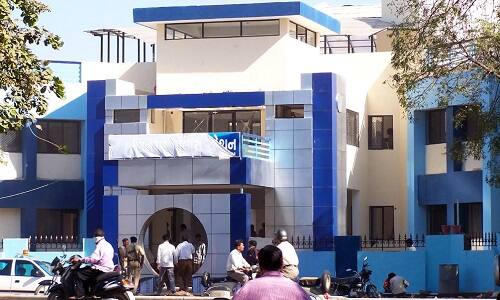 વરાછા પોલીસ સુત્રોના જણાવ્યા અનુસાર સુરતના લંબેહનુમાન રોડ ભોળાનગર ખાતે રહેતા મહિલા કોર્પોરેટર મંજુલાબેન પટેલ વર્ષોથી સામાજીક સેવા પ્રવૃતિ સાથે સંકળાયેલા છે. મહિલાઓને રોજગારી અર્થે સિલાઈ, મશીન, ગરીબ બાળકોને નોટબુક વિતરણ જેવી મદદ કરે છે.