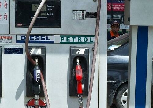 ખાસ વાત એ છેકે છેલ્લા 14-15 મહિનામાં ક્રૂડ ઓઈલનો ભાવ પહેલી વખત 70 ડોલર પ્રતિ બેરલને પાર પહોંચ્યો છે. જેના કારણે આંતરરાષ્ટ્રીય સ્તર પર પણ ક્રૂડ ઓઈલની કિંમતમાં વધારો થયો છે. બીજી તરફ ડોલર સામે રૂપિયો કમજોર થઈ રહ્યો છે જેની અસર પણ સીધી રીતે પેટ્રોલ-ડીઝલના ભાવ પર જોવા મળે છે.