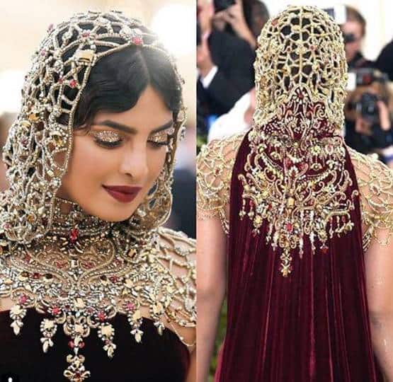 પછી ભલે Cannes લૂક જ કેમ ના હોય. પ્રિયંકાએ કાન્સ 2018માં આ એપિયરન્સે માત્ર ઇન્ડિયન મીડિયા જ નહીં પણ વિદેશી મીડિયાને પણ ચકિત કરી દીધા છે. પ્રિયંકાના આ લૂકને કાન્સ ફેસ્ટિવલનો રોમાંચ બેગણો કરી દીધો હતો. 