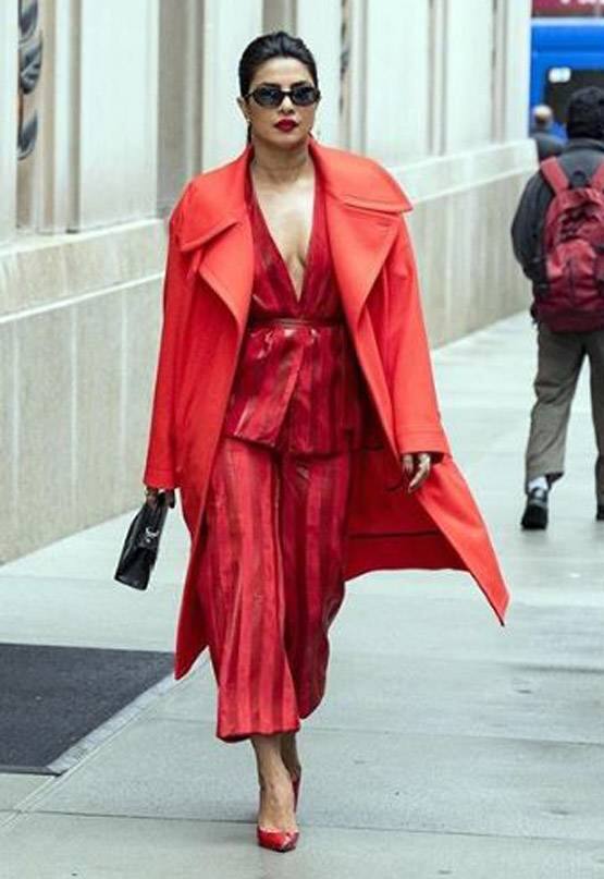 હૉલીવુડમાં જાણીતો ચહેરો બની ચૂકેલી પ્રિયંકા બૉલીવુડ એક્ટ્રેસ હોવા છતાં કેટલીય હૉલીવુડ એક્ટ્રેસને પોતાની સ્ટાઇલ સ્ટેટમેન્ટના કારણે માત આપતી દેખાઇ રહી છે. 