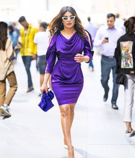 પ્રિયંકાની સ્ટાઇલની સૌથી સારી વાત એ છે કે, તે એક જ ફેશન સ્ટાઇલને ફોલો નથી કરતી, પણ પોતાના લૂક્સની સાથે સાથે સમય સમય પર એક્સપેરિમેન્ટ કરતી જોવા મળે છે. 