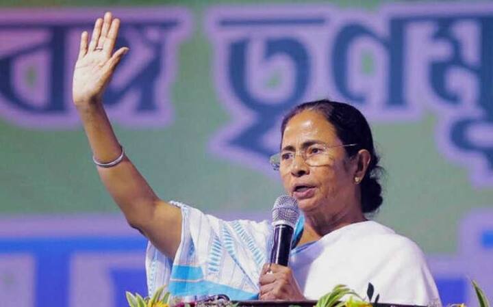 દક્ષિણ 24 પરગના જિલ્લામાં સીપીએમ કાર્યકર્તાનો ઘરો સળગાવાયા છે. કાર્યકર્તા અને તેની પત્નીની હત્યા કરવામાં આવી છે. ઉત્તર 24 પરગના જિલ્લામાં ભાજપી કાર્યકર્તા પર ચાકુથી હુમલો કરવામાં આવ્યો છે. બન્ને ઘટનાઓમાં મમતા બેનર્જીની પાર્ટીના કાર્યકર્તાઓ પર આરોપ લાગ્યો છે. 