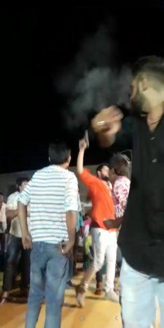 જુનાગઢઃ ગુજરાતમાં સતત બે દિવસમાં બે વાર જાહેરમાં ફાયરિંગ કરવાની ઘટનાઓ સામે આવી છે. બન્ને ઘટનાઓના વીડિયો વાયરલ થતાં ગુજરાતમાં હલચલ મચી ગઇ છે. તાજેતરમાં વાયરલ થયેલા એક વીડિયોમાં જુનાગઢના કોંગ્રેસના નેતાના પુત્રએ હવામાં રિવૉલ્વરથી ફાયરિંગ કર્યું હોવાની બહાર આવ્યું છે. 