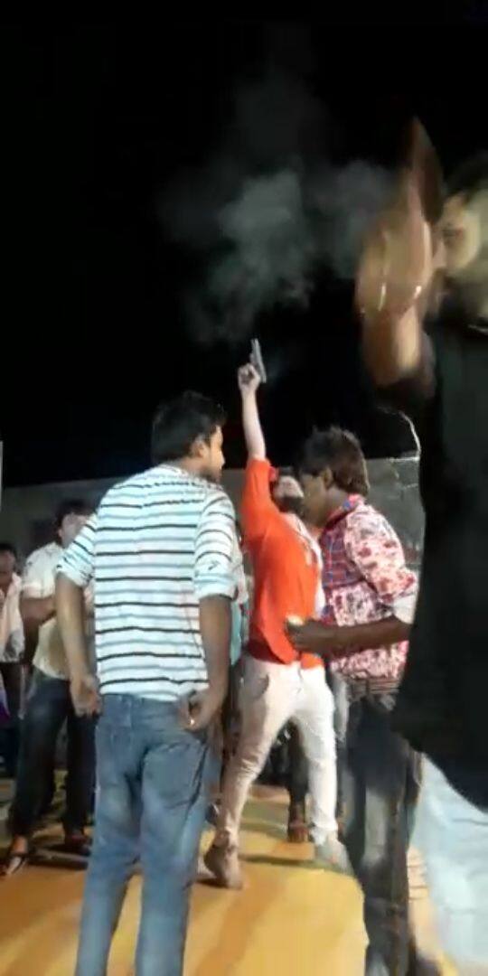 માહિતી પ્રમાણે, વાયરલ થયેલા વીડિયો જુનાગઢનો છે, જ્યાં લગ્ન પ્રસંગે ઉજવણીના ભાગ રૂપે કોંગ્રેસ નેતાના પુત્રેએ હવામાં રિવૉલ્વરથી ફાયરિંગ કર્યું હતું. 