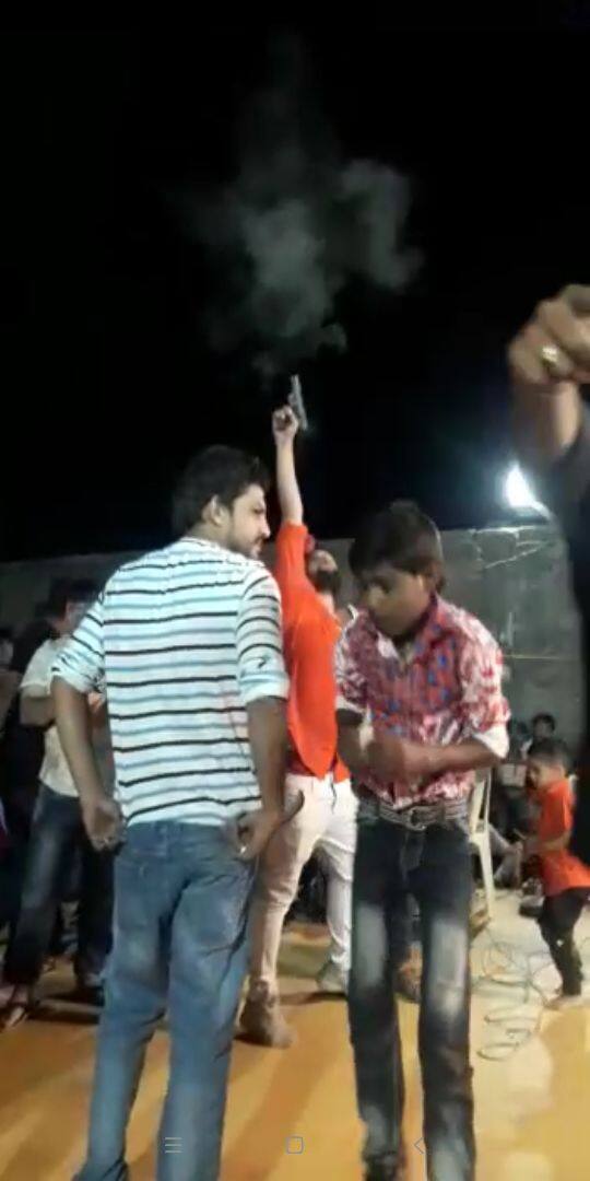 જુનાગઢના સુખનાથ ચોક વિસ્તારમાં કોંગ્રી કોર્પોરેટર ઇબ્રાહિમ કુરેશનો પુત્ર લગ્ન પ્રસંગે આનંદમાં આવી જતાં જાહેરમાં રિવૉલ્વરથી ફાયરિંગ કરવા લાગ્યો હતો. ત્યારબાદ આ ઘટનાનો વીડિયો સોશ્યલ મીડિયા પર ઝડપથી વાયરલ થવા લાગ્યો હતો. 