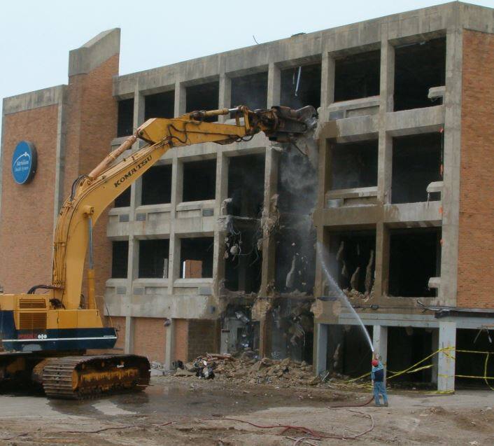 નવા પશ્ચિમ ઝોનના બોડકદેવ વોર્ડના પકવાન ચાર રસ્તા પાસે આવેલ છ માળના આ ગેરકાયદે બિલ્ડિંગ પર આજે વહેલી સવારથી જ નવા પશ્ચિમ ઝોનના એસ્ટેટ વિભાગના સત્તાવાળાઓએ એક જેસીબી મશીન તેમજ એક દબાણની ગાડી અને વસ્ત્રાપુર પોલીસ સ્ટેશનના પોલીસકર્મીઓની મદદ લઇને તેને તોડવાની કામગીરી હાથ ધરતાં સ્થળ પર લોકોનાં ટોળેટોળાં ઊમટી પડ્યાં હતાં.