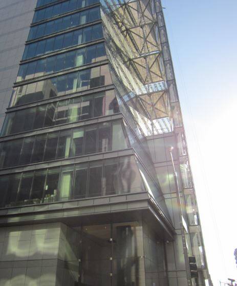 બાંધકામ થઇ શકે તેમ ન હોઇને જમીન માલિક બિલ્ડરે તેની રાજકીય વગના જોરે બિનધાસ્ત આખું પાંચ માળનું બાંધકામ લોખંડના ગર્ડર પર ઊભું કરી દીધું હતું, પરંતુ રાજ્ય સરકારમાં આ બિલ્ડરની મનમાની થવાના મુદ્દે અસંખ્ય ફરિયાદો થતાં છેવટે ગાંધીનગરથી ડિમોલિશનના આદેશ થયા હતા. સચિવાલયનાં સૂત્રો વધુમાં કહે છે બિલ્ડરને વારંવાર સૂચના અપાઇ હતી કે બાંધકામને બંધ કરવામાં આવે.