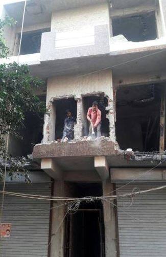 નવા પશ્ચિમ ઝોનના એસ્ટેટ વિભાગ દ્વારા આજે વહેલી સવારના ૪-૦૦ વાગ્યાથી સ્ટીલ સ્ટ્રકચર ધરાવતી આ ગેરકાયદે બિલ્ડિંગને તોડી પાડવા માટે એક જેસીબી મશીન કામે લગાવાયું હતું. તંત્રના અનુરોધના પગલે વહેલી સવારથી જ વસ્ત્રાપુર પોલીસ સ્ટેશનનો પોલીસ કાફલો મોટી સંખ્યામાં ડિમોલિશનનાં સ્થળ પર તહેનાત કરી દેવાયો હતો. જેના પગલે આ લખાય છે ત્યાં સુધી તંત્રની આ કામગીરીમાં કોઇ વિઘ્ન ઊભું થયું નથી. (તસવીરો પ્રતિકાત્મક છે)