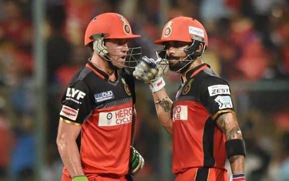 વોર્ન પૂરા સન્માન સાથે માને છે કે, તે જ્યારે ક્રિકેટ રમતો હતો ત્યારે સચિન તેંડુલકર અને બ્રાયન લારા દુનિયાના બે શ્રેષ્ઠ બેટ્સમનો હતા. વોર્ને વર્તમાન સમયના બે શ્રેષ્ઠ ક્રિકેટરો તરીકે વિરાટ કોહલી અને એબી ડિ વિલિયર્સના નામ લીધા.