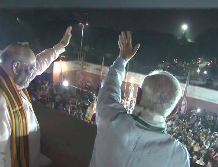 નવી દિલ્હીઃ કર્ણાટકમાં સૌથી મોટી પાર્ટી બનીને ઉભરેલી બીજેપીએ રાજ્યમાં સરકાર બનાવવાનો દાવો રજૂ કર્યો હતો. આ બાજુ દિલ્હીમાં ભાજપના હેડ ક્વાર્ટરમાં વડાપ્રધાન નરેન્દ્ર મોદી, ભાજપ અધ્યક્ષ અમિત શાહે કાર્યકરોને સંબોધન કર્યું હતું.