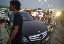 અમદાવાદ: SG હાઈવે પર કાર ચાલકને અચાનક સુગર ઘટી જતાં કાર લોખંડની રેલિંગ સાથે અથડાઈ