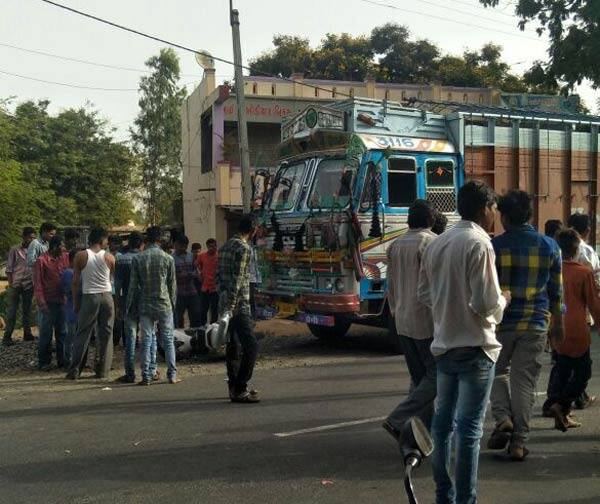 આ અંગેની વિગતો એવી છે કે, એક્ટિવા પર દંપતી બાળક સાથે જઈ રહ્યું હતું, ત્યારે છકડિયા પાસે RJ20GA4989 નંબરની ટ્રકે એક્ટિવાને ટક્કર મારતાં આ અકસ્માત સર્જાયો હતો. અકસ્માતને પગલે આસપાસથી મોટી સંખ્યામાં દોડી આવ્યા હતા. જોકે, ટ્રકનો ડ્રાઇવર ફરાર થઈ ગયો હતો. 