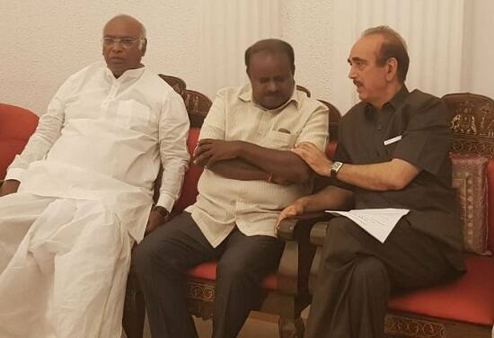 ત્યાં સુધીમાં માયાવતીએ જેડીએસ પ્રમુખ દેવગૌડાને ફોન કર્યો હતો અને તેમણે ગઠબંધન કરવા માટે મનાવી પણ લીધા હતાં. ત્યાર બાદ માયાવતીએ સોનિયા ગાંધીને ફોન કરીને વાત કરી હતી અને જેડીએસને બહારથી સમર્થન આપવાની સલાહ આપી હતી. આ સલાહ પર સોનિયા ગાંધી માની ગયા હતાં તેવી ચર્ચા ચાલી રહી છે.