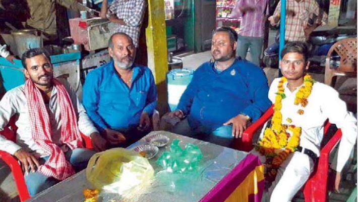 ભોપાલઃ મધ્ય પ્રદેશ બોર્ડનું 10મા અને 12મા ધોરણનું પરિણામ સોમવારે જાહેર થઇ થયું હતું. રિઝલ્ટ જાહેર થયા બાદ 11 સ્ટુડન્ટ્સે આત્મહત્યાનો પ્રયાસ કર્યો, જેમાંથી 6ના મોત થયા. મધ્ય પ્રદેશમાં ચાલુ વર્ષે બોર્ડની પરીક્ષામાં ધોરણ 10ના આશરે 34% અને ધોરણ 12ના 32% વિદ્યાર્થીઓ નાપાસ થયા છે. પરંતુ સાગર ટાઉનમાં એક પિતાએ કંઇક એવું જ કર્યું જેની હાલ ચર્ચા થઇ રહી છે.