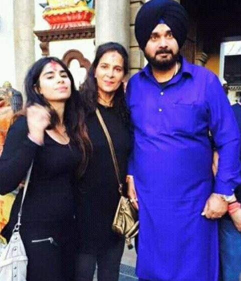 પિતા નવજોત સિંહ સિદ્ધુ અને માતા સાથે રાબિયા.