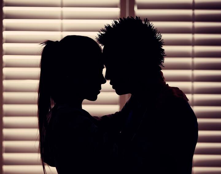 આ અંગેની વિગતો એવી છે કે, વસ્ત્રાપુરમાં રહેતા પરેશ(નામ બદલ્યું છે)ના લગ્ના 24 જૂન 2016માં સુરેન્દ્રનગરની પ્રિયા(નામ બદલ્યું છે) સાથે થયા હતા. લગ્નની ચોથી રાતે જ પ્રિયાએ પરેશ પાસે છૂટાછેડા માંગ્યા હતા. જોકે, આ સમયે પરેશે આ વાતને ગંભીરતાથી લીધી નહોતી. દરમિયાન પ્રિયાએ ફેશન ડિઝાઇનિંગનો કોર્સ કરવાનું કહેતા પરેશે તેને ખોખરાની કોલેજમાં એડમિશન અપાયું હતું. 