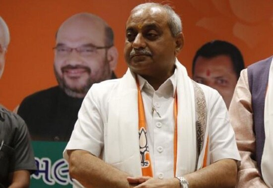 નીતિન પટેલને પ્રધાનમંડળમાંથી પડતા મુકવાના નિર્ણયને લઈને નીતિન પટેલને આ અંગે સત્તાવાર જાણકારી આપવામાં આવી છે તેવા મીડિયા રિપોર્ટમાં દાવો કરવામાં આવ્યો છે. જોકે નીતિન પટેલને પ્રધાનમંડળમાં ખસેડી કઈ જગ્યાએ સ્થાન આપવામાં આવશે તે હજુ સ્પષ્ટ થયું નથી. પરંતુ આ સંદર્ભમાં બે જુદા-જુદા કારણો સામે વિજય રૂપાણીની સરકાર રચાયા બાદ ખાતાની ફાળવણીમાં નીતિન પટેલે નાટક કર્યું હોવાને કારણે નરેન્દ્ર મોદી પણ નારાજ થયા હતાં.