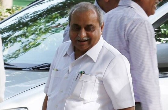 જેના પરિણામ સ્વરૂપ તેમને હવે પડતા મુકવાનો સમય આવી ગયો છે. જ્યારે બીજી બાજુ આવનારી લોકસભાની ચૂંટણીમાં નીતિન પટેલને ઉમેદવાર બનાવવામાં આવે તેવી સંભાવના છે જેના કારણે તેમને નાયબ મુખ્યમંત્રી પદ ઉપરથી રાજીનામું આપવા માટે તેમને મનાવી લેવામાં આવ્યા છે તેવો પણ મીડિયા રિપોર્ટમાં દાવો કરવામાં આવ્યો છે.