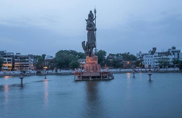 કાર્યક્રમમાં સર્વેશ્વર મહાદેવ સંદર્ભનુ લઘુચિત્ર પ્રર્દિશત કરાયું હતું. જેમાં અમેરીકામાં વસતા અને મૂળ શિનોરના મોટા ફોફળીયાના વતની ડો. કિરણ પટેલે વીડિયો કોન્ફરન્સ મારફતે કુલ રૃ.૯ કરોડના ખર્ચ પૈકી 50 ટકા એટલે કે રૂ.4.5 કરોડનુ અનુદાન આપવાની જાહેરાત કરી હતી અને બાકીના રૃપિયા ઉપસ્થીતોને દાન આપવા અપીલ કરી હતી.