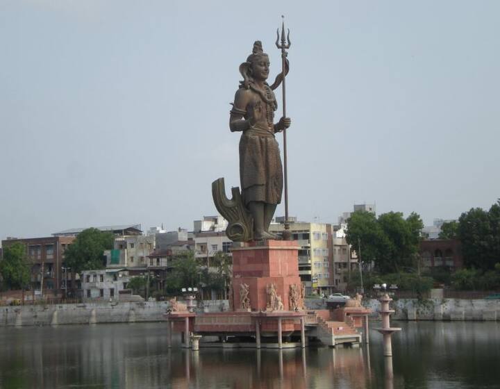 વડોદરાઃ વડોદરા શહેરના મધ્યમાં આવેલા ઐતિહાસીક સુરસાગર તળાવ વચ્ચે સ્થિત ૧૧૧ ફૂટની સર્વેશ્વર મહાદેવ અને શિવરીત્રીના દિવસે જેમનો વરઘોડો કઢાય છે તેપંચધાતુની શિવ પરિવારની મૂર્તિને સુવર્ણજડિત કરવા રૂ.9 કરોડના ખર્ચ કરાશે. જે પૈકી રૂ.4.5 કરોડ આપવાનુ અનુદાન આપવાની અમેરિકામાં રહેતા શિનોરના મોટા ફોફળીયાના ડો. કિરણ પટેલે જાહેરાત કરી હતી.